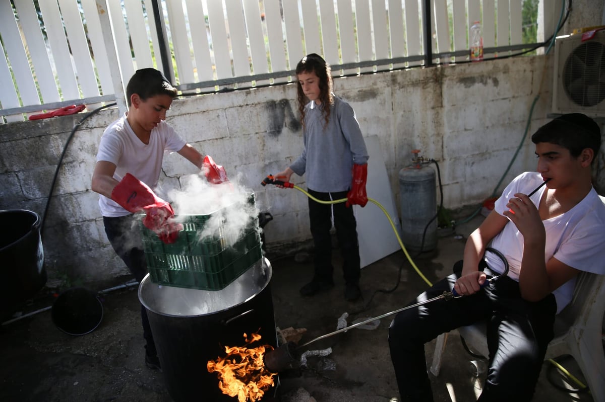 ערב פסח: כך מגעילים כלים בטבריה • צפו