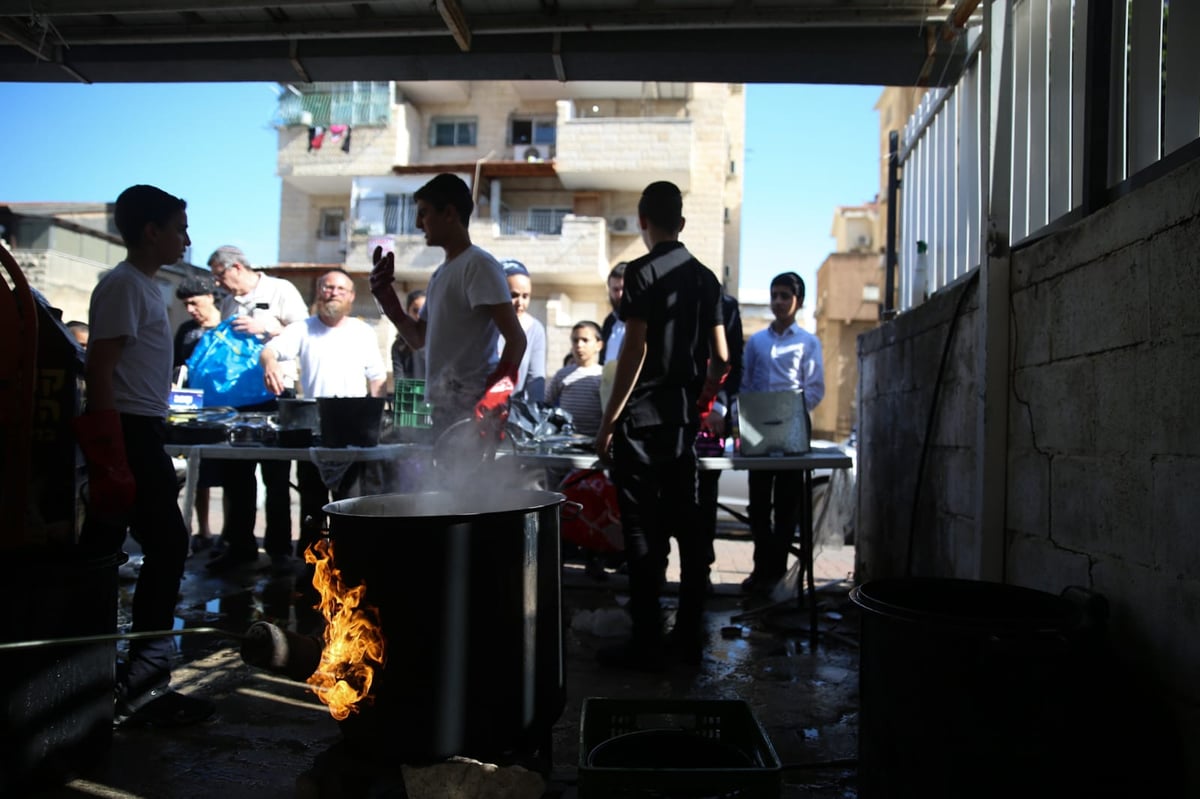 ערב פסח: כך מגעילים כלים בטבריה • צפו