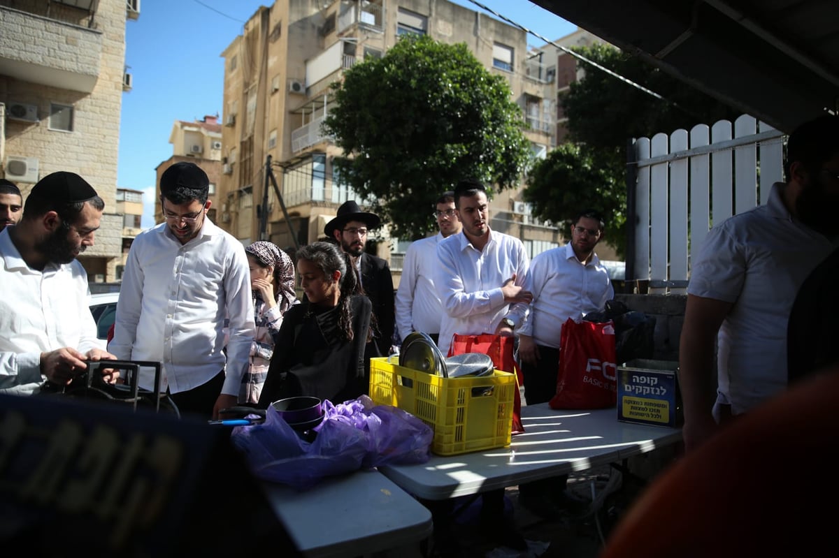 ערב פסח: כך מגעילים כלים בטבריה • צפו