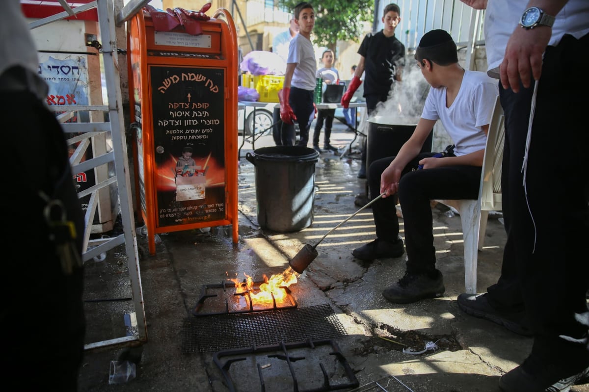 ערב פסח: כך מגעילים כלים בטבריה • צפו