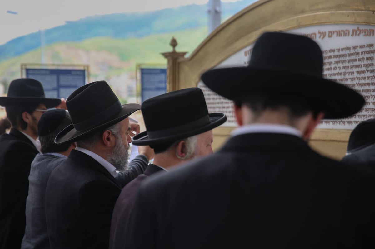 מאות עולים לקברו של השל"ה הקדוש • צפו