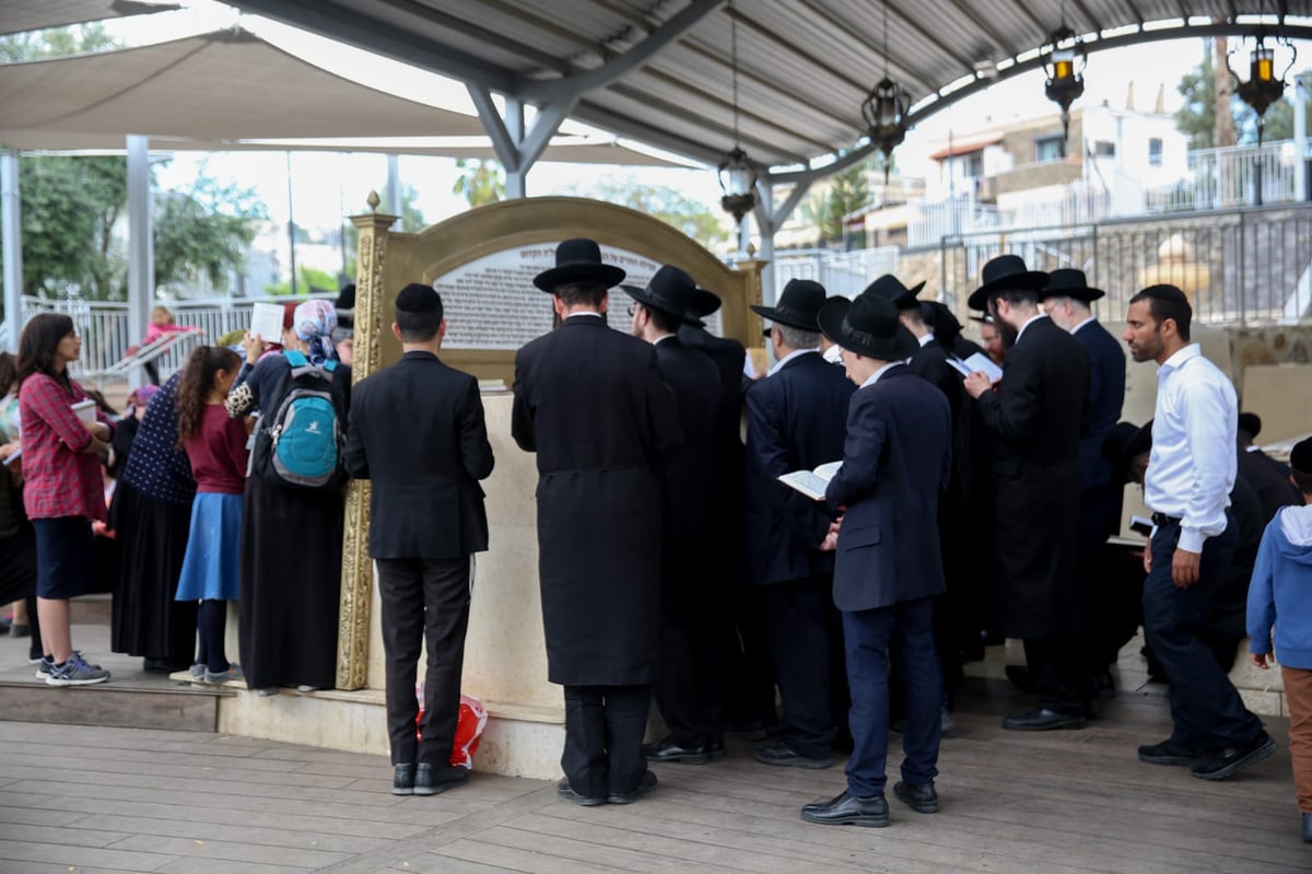 מאות עולים לקברו של השל"ה הקדוש • צפו