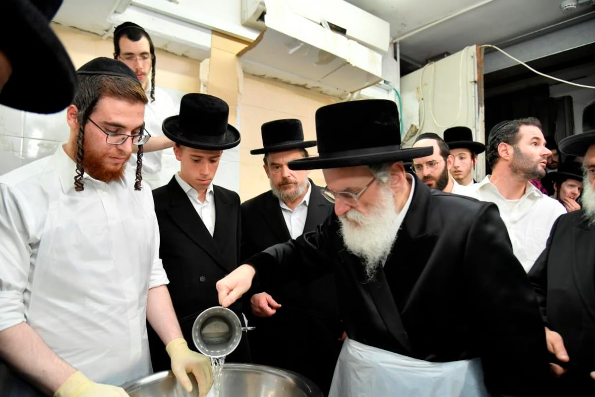 תיעוד: כ"ק האדמו"ר מויז'ניץ באפיית מצות