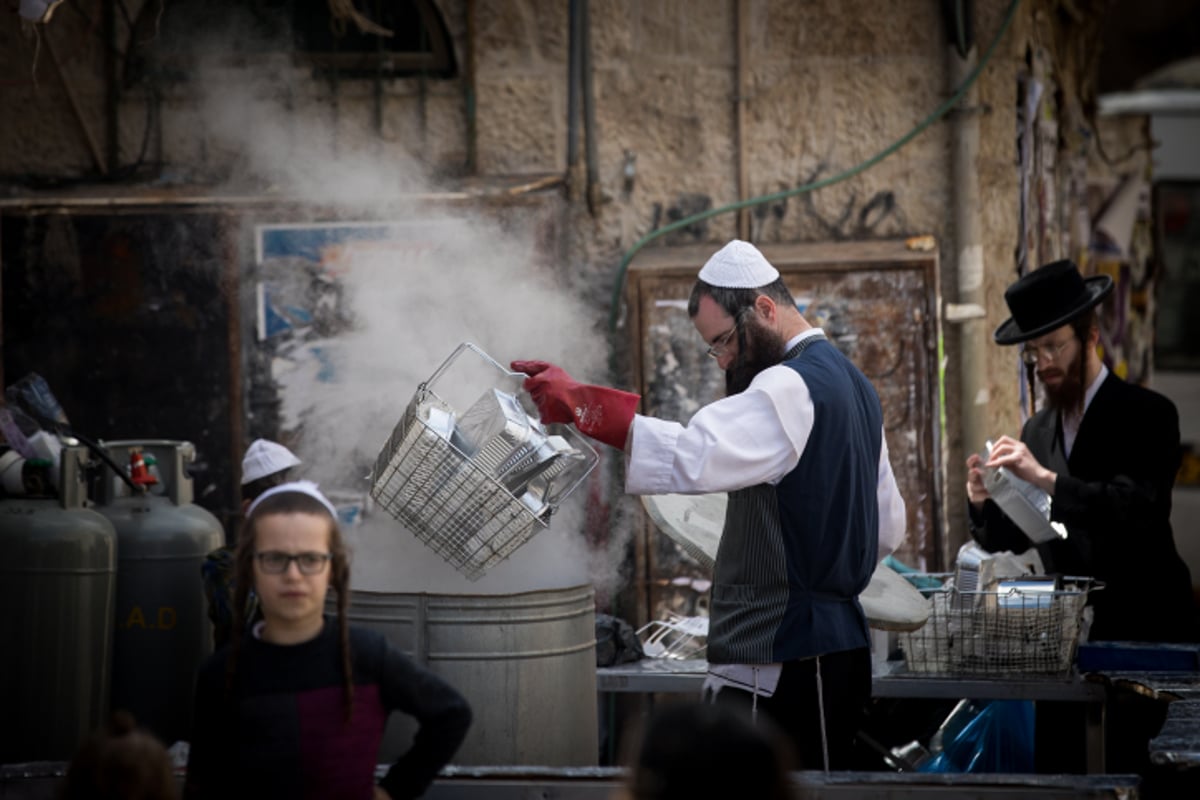 כך הגעילו את הכלים בשכונת מאה שערים