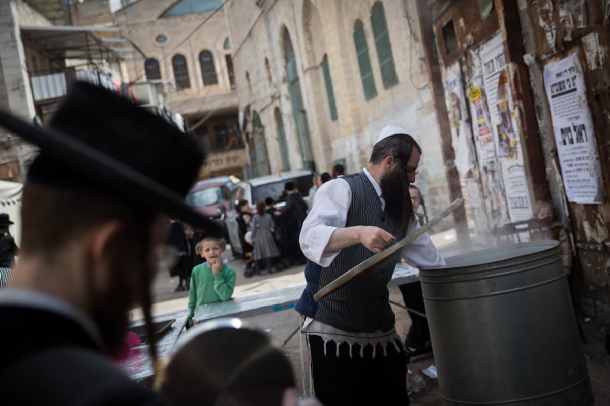 כך הגעילו את הכלים בשכונת מאה שערים