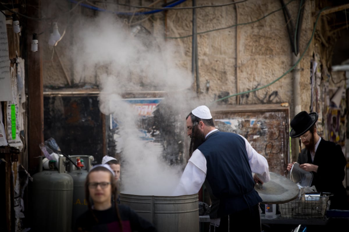 כך הגעילו את הכלים בשכונת מאה שערים