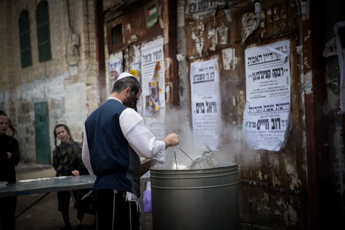 כך הגעילו את הכלים בשכונת מאה שערים