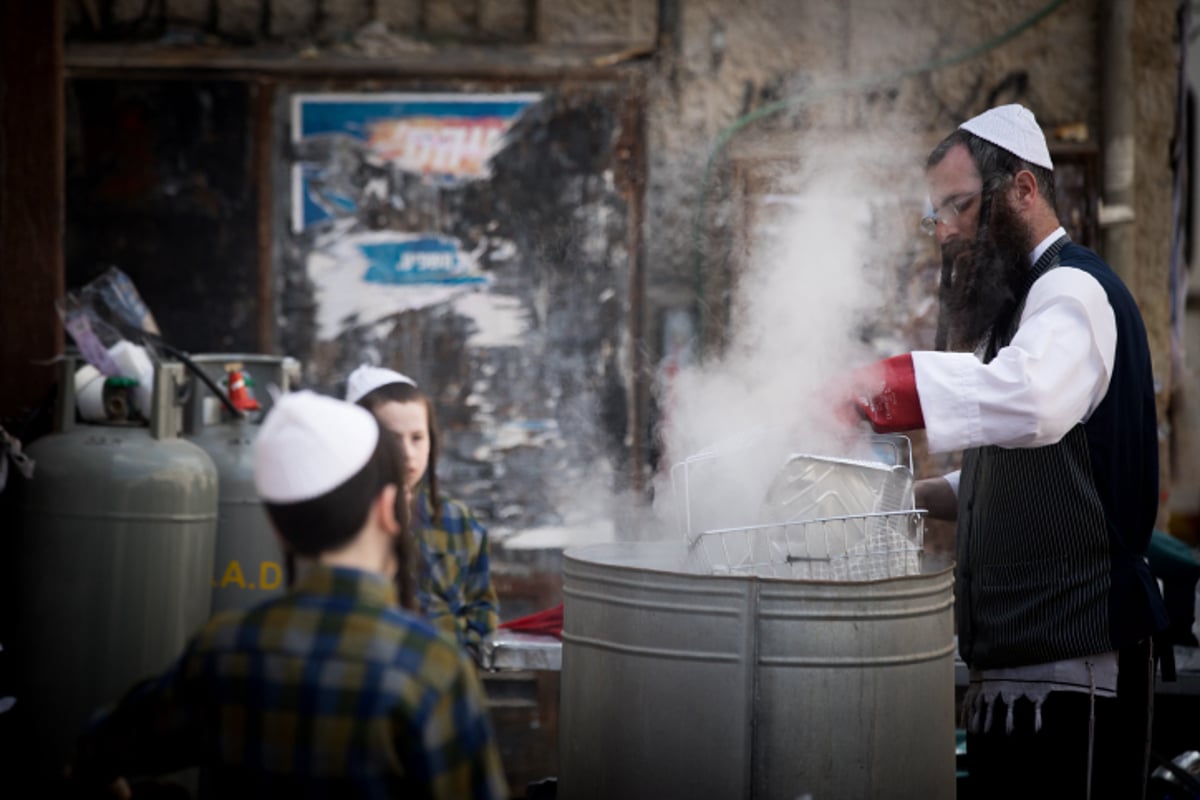 כך הגעילו את הכלים בשכונת מאה שערים