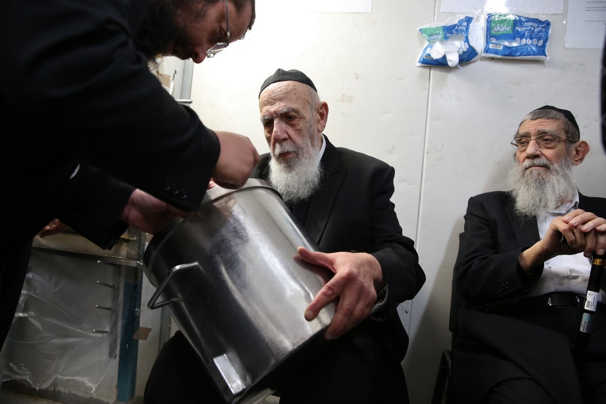 נשיא המועצת הגר"ש כהן באפיית מצות