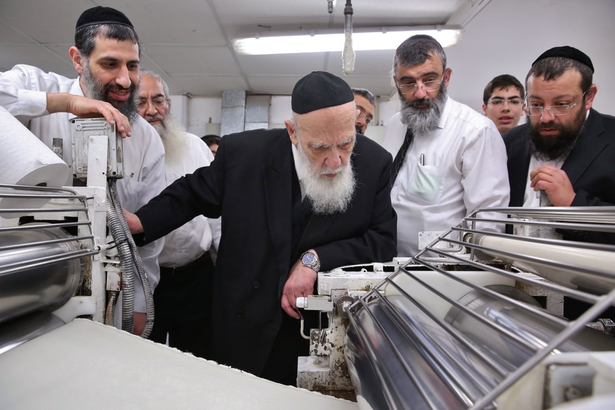 נשיא המועצת הגר"ש כהן באפיית מצות