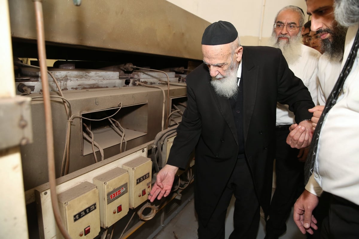 נשיא המועצת הגר"ש כהן באפיית מצות