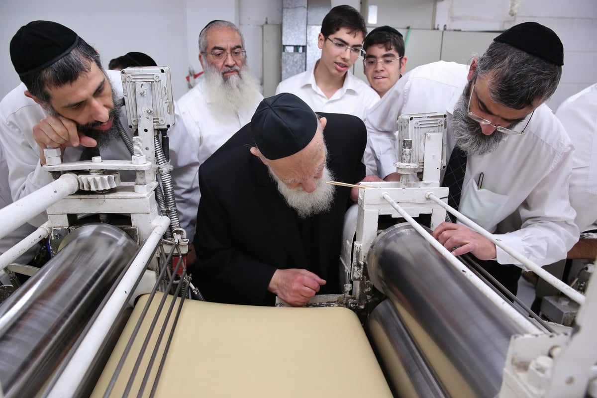 נשיא המועצת הגר"ש כהן באפיית מצות