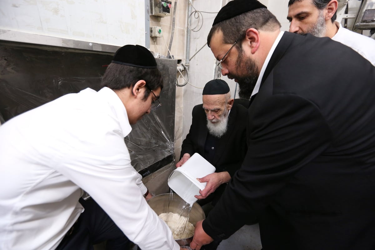 נשיא המועצת הגר"ש כהן באפיית מצות