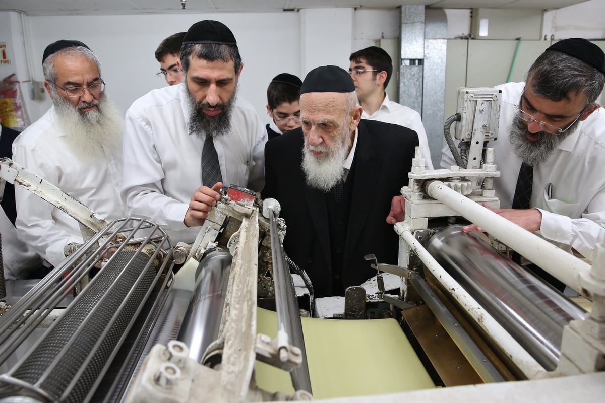 נשיא המועצת הגר"ש כהן באפיית מצות