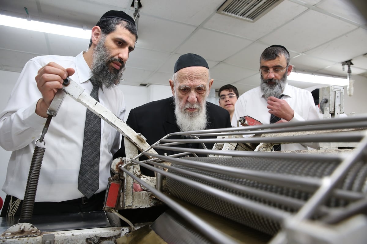 נשיא המועצת הגר"ש כהן באפיית מצות