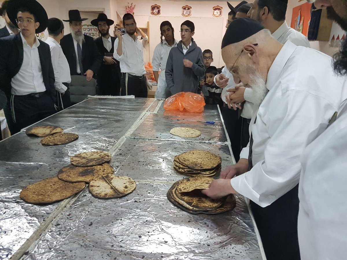 מרן באפיית מצות מצווה שלאחר חצות בערב פסח אשתקד