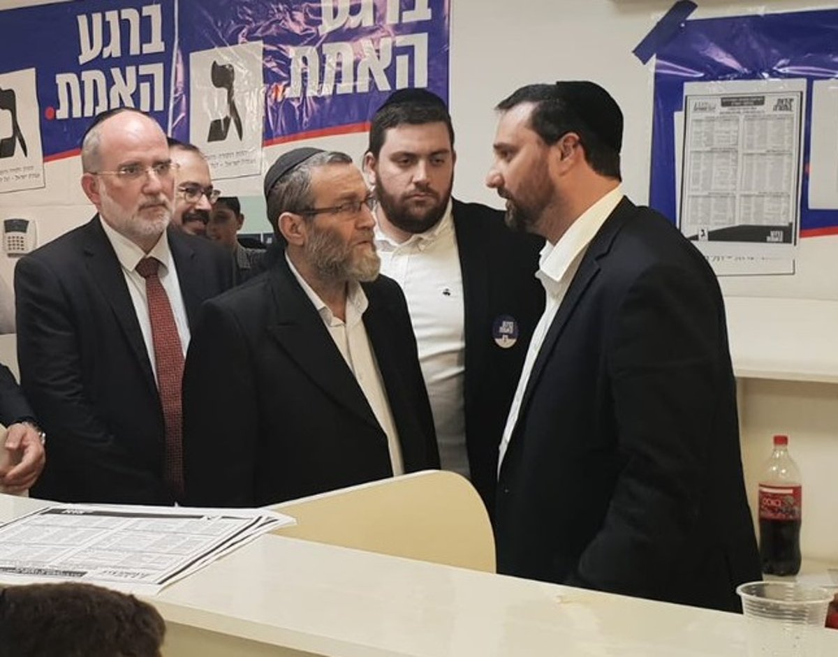 נציגי 'דגל' באלעד עם יו"ר התנועה גפני, ערב הבחירות לכנסת