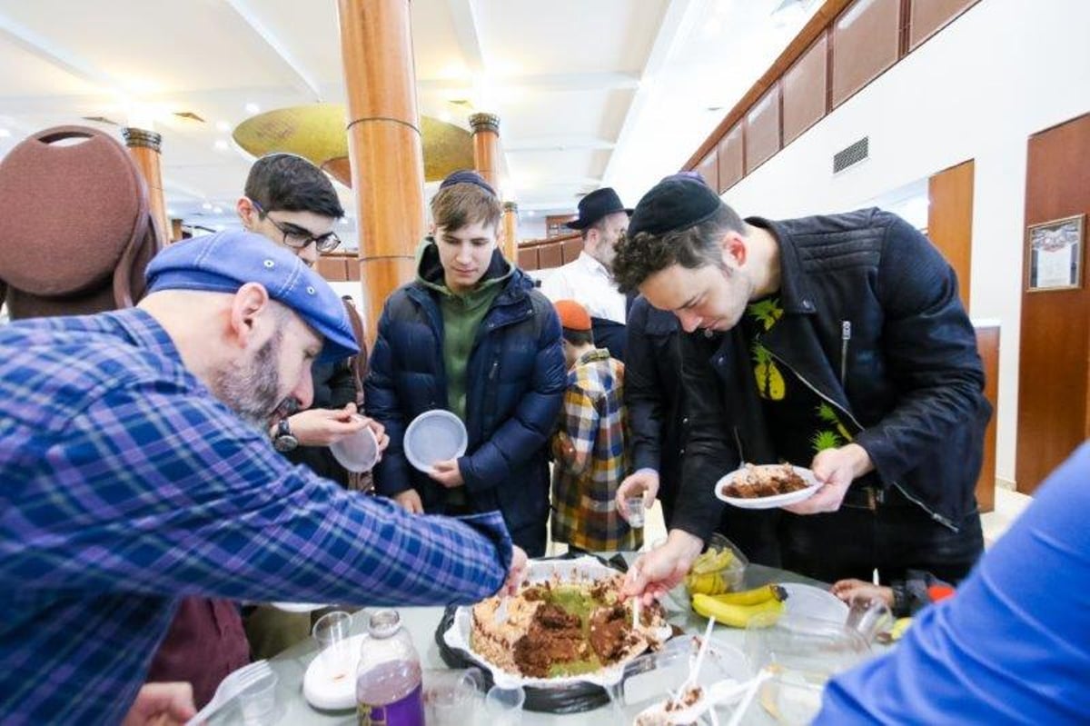 תיעוד: מכירת ושריפת חמץ במוסקבה