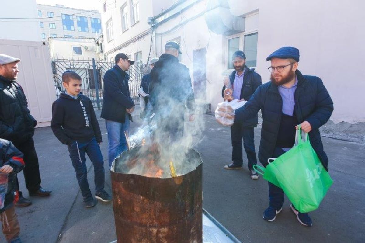 תיעוד: מכירת ושריפת חמץ במוסקבה