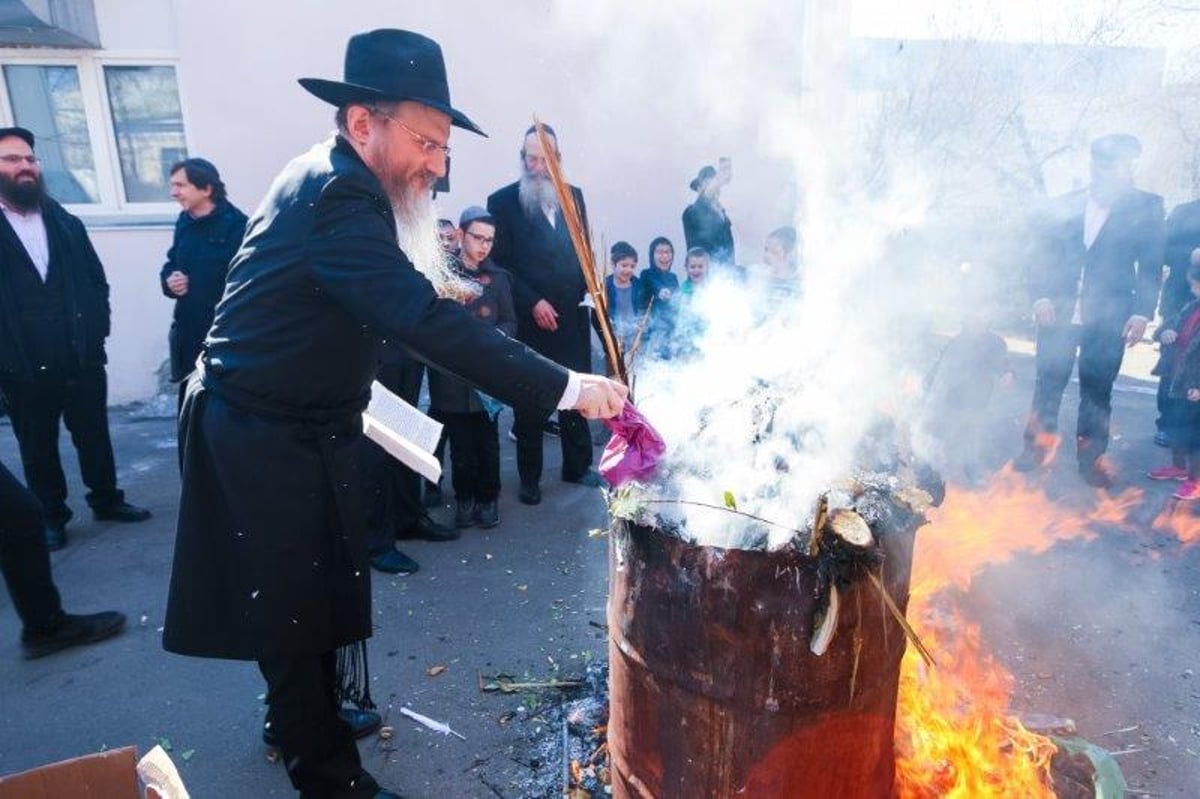 תיעוד: מכירת ושריפת חמץ במוסקבה