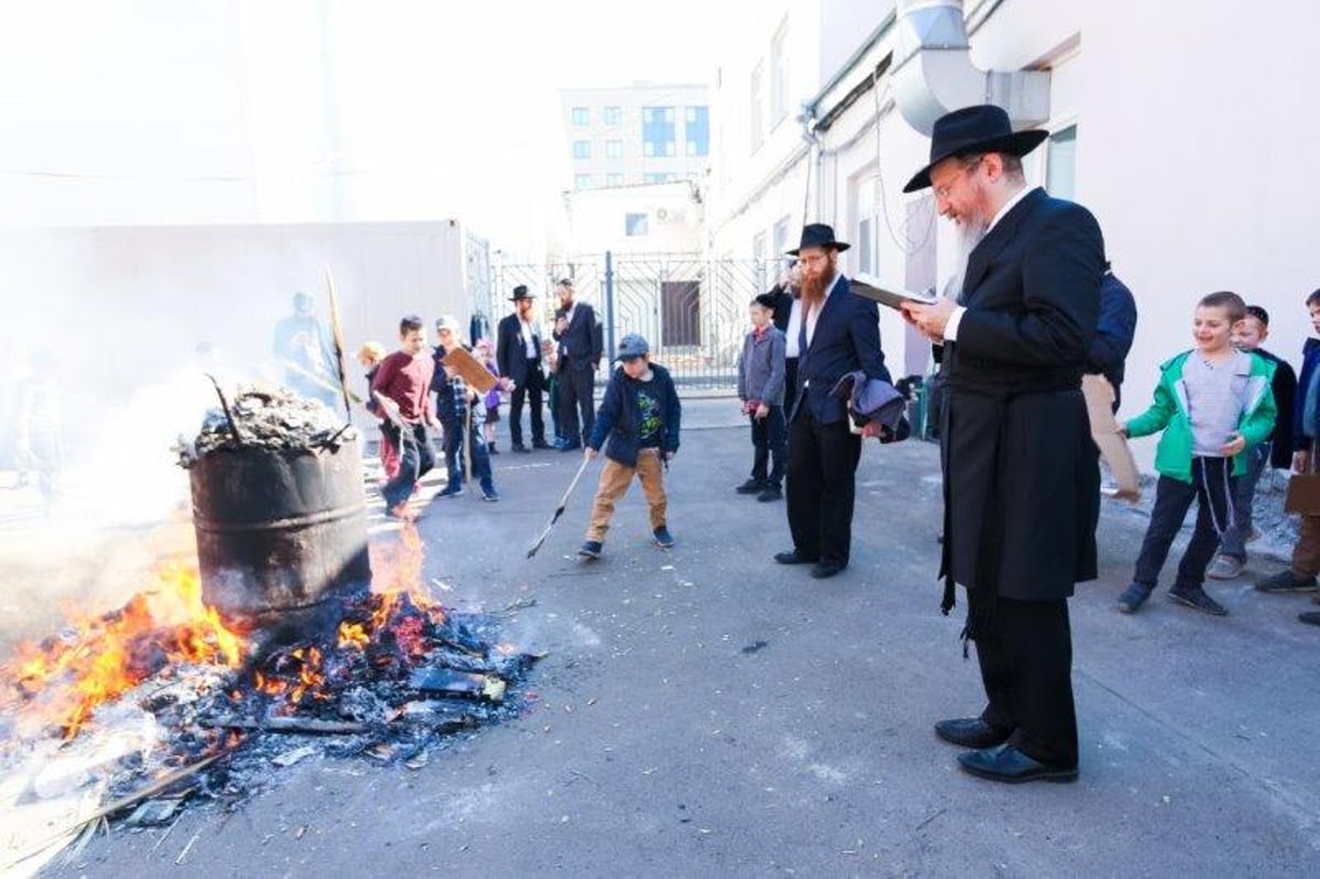 תיעוד: מכירת ושריפת חמץ במוסקבה