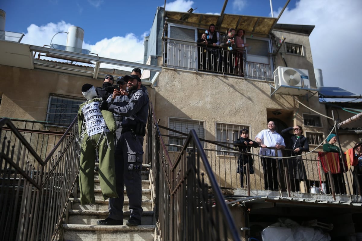 ביום שתלו את המן, תלו הקיצונים בובת חייל