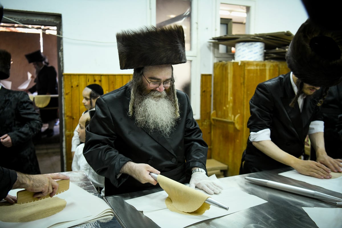 תיעוד: הרבי מקרעטשניף וחסידיו באפיית מצות