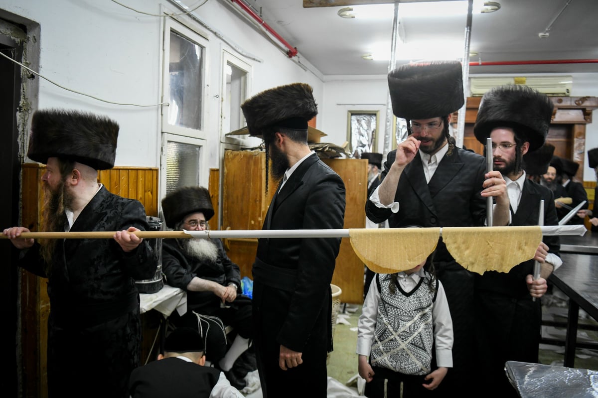 תיעוד: הרבי מקרעטשניף וחסידיו באפיית מצות