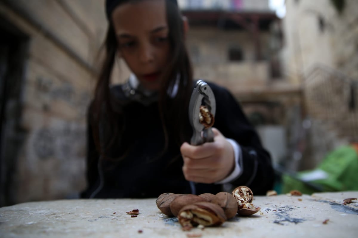 פסח: הילדים מפצחים את האגוזים והשקדים