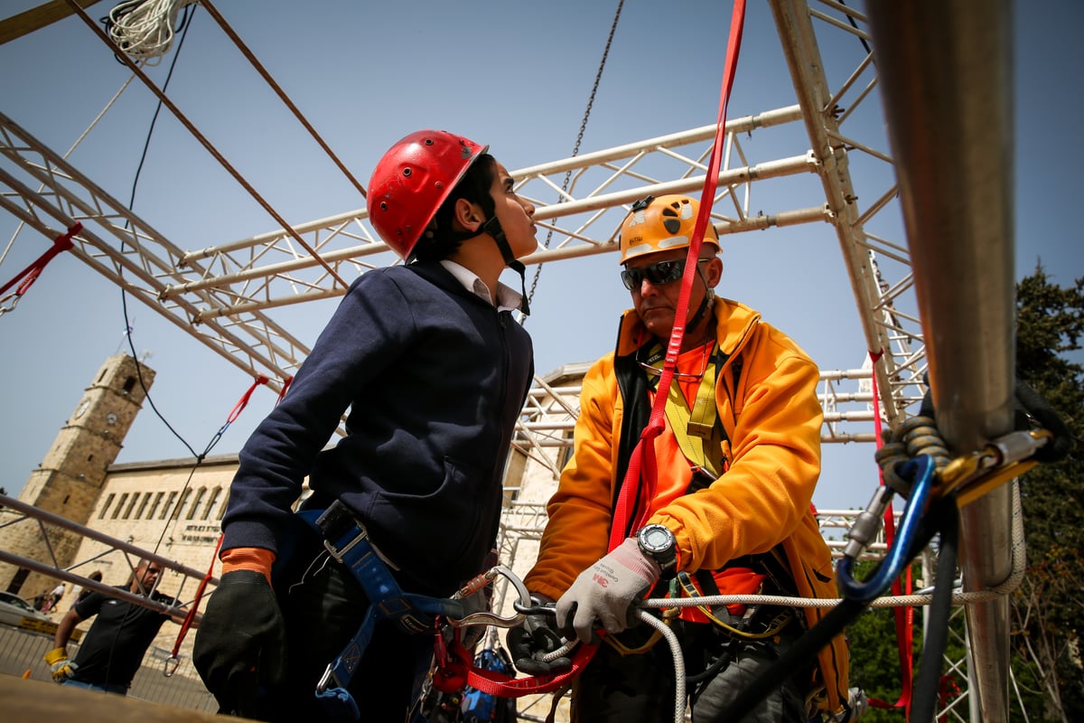 אטרקציה בצפת: סנפלינג בגובה 50 מטרים