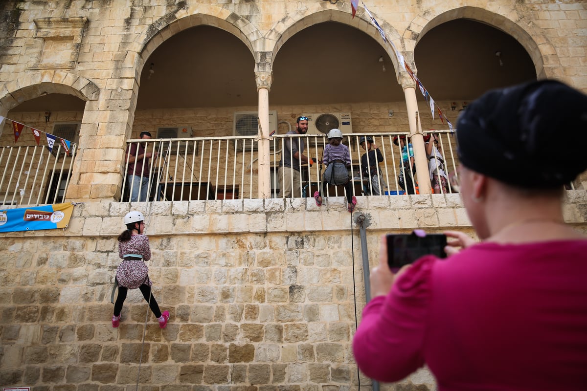 אטרקציה בצפת: סנפלינג בגובה 50 מטרים