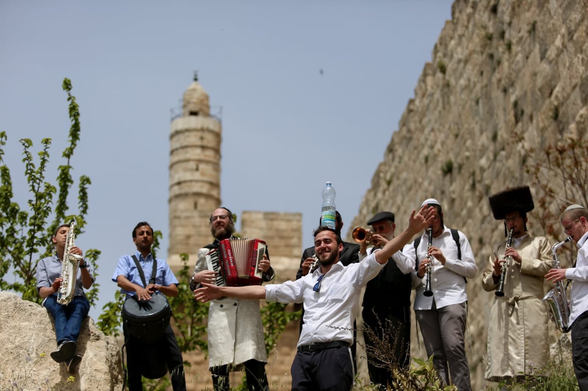 שמחת חג הפסח על חומות העיר העתיקה