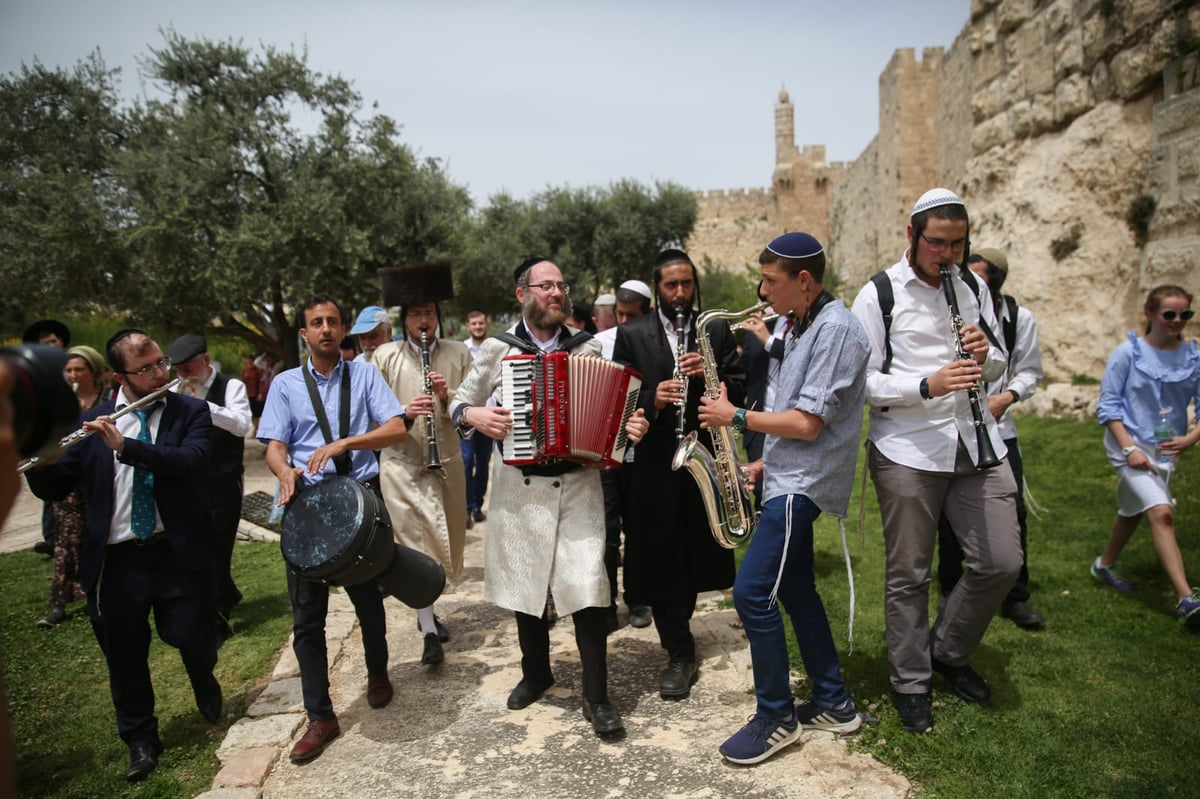 שמחת חג הפסח על חומות העיר העתיקה