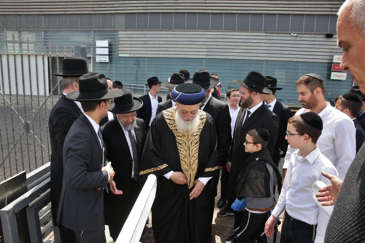 הראשל"צ הגר"ש עמאר ביער את המעשרות בלב ים