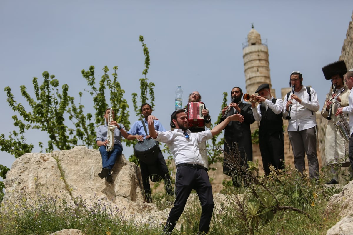 שמחת חג הפסח על חומות העיר העתיקה