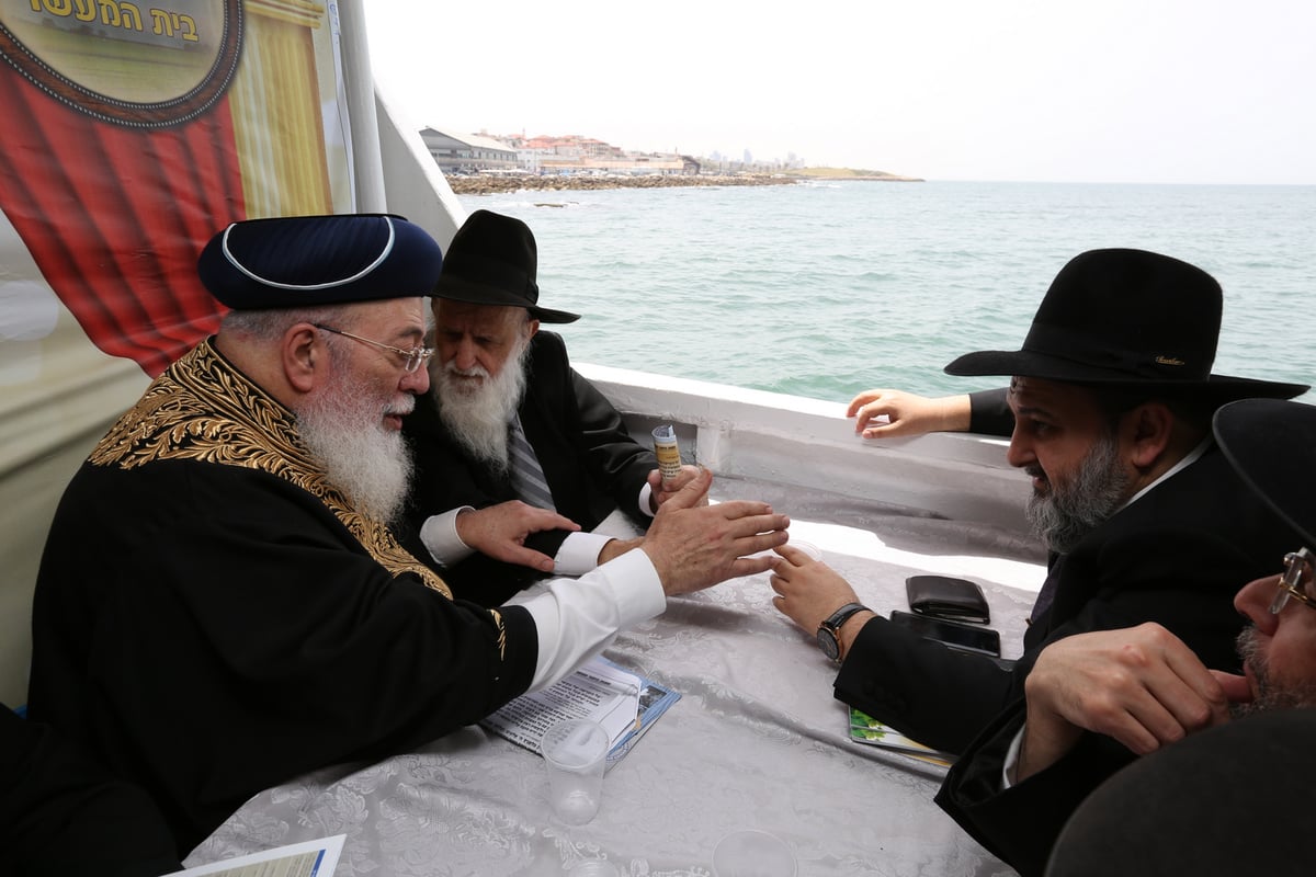 הראשל"צ הגר"ש עמאר ביער את המעשרות בלב ים