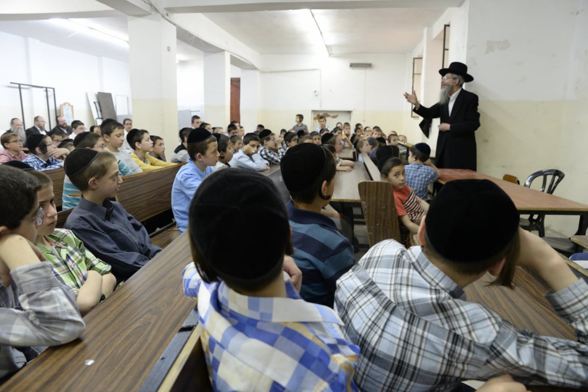 הגר"ד מינצר עם הנהלת החיידר; הגר"א דויטש עם ה'פורשים'