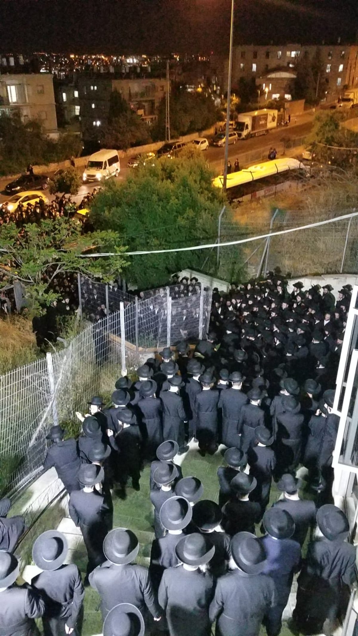 קורע לב: הלווית הקדוש ר' פנחס מנחם פשווזמן הי"ד • תיעוד