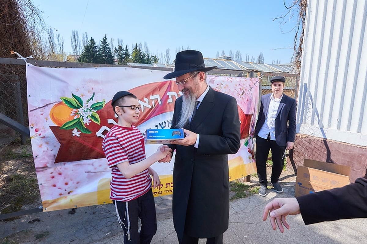 מוסקבה: הילדים אמרו ברכת אילנות בגן הבוטני