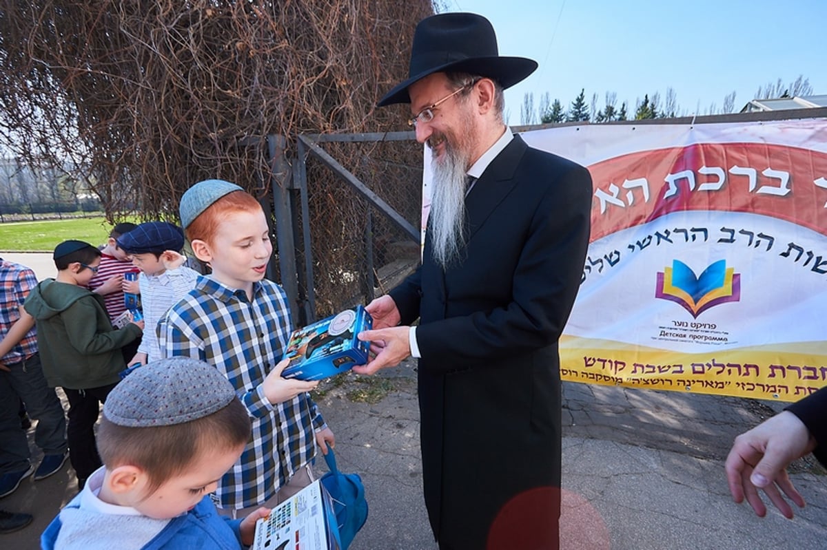 מוסקבה: הילדים אמרו ברכת אילנות בגן הבוטני