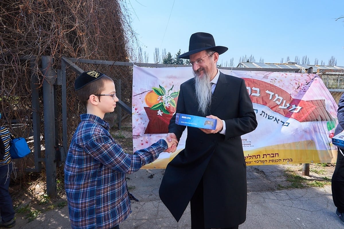 מוסקבה: הילדים אמרו ברכת אילנות בגן הבוטני