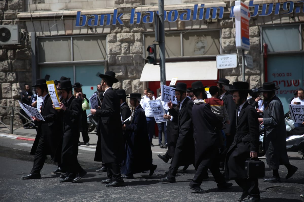 צפו: פרובוקציה קיצונית ושריפת דגל פלסטין