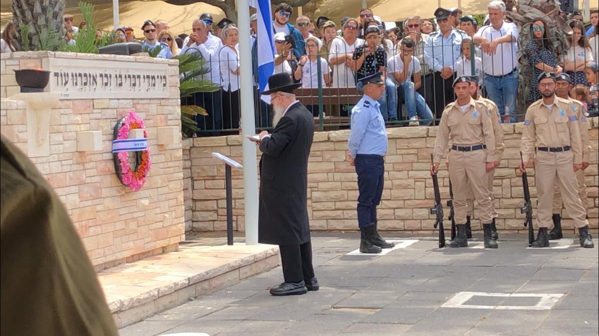 סגן השר ליצמן הניח זר וקרא פרק תהילים • צפו