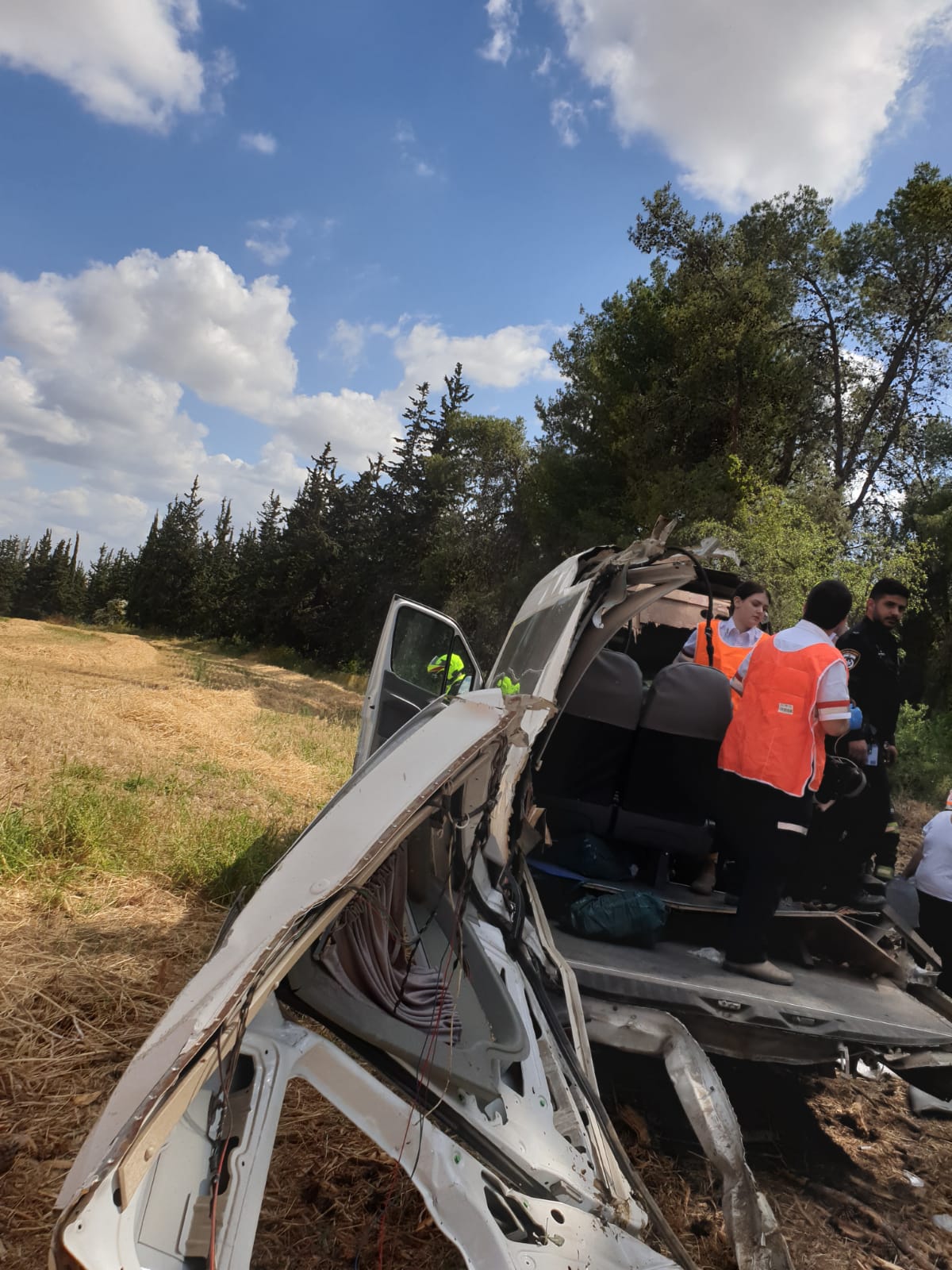 מיניבוס התנגש בגדר הפרדה; ארבעה נהרגו