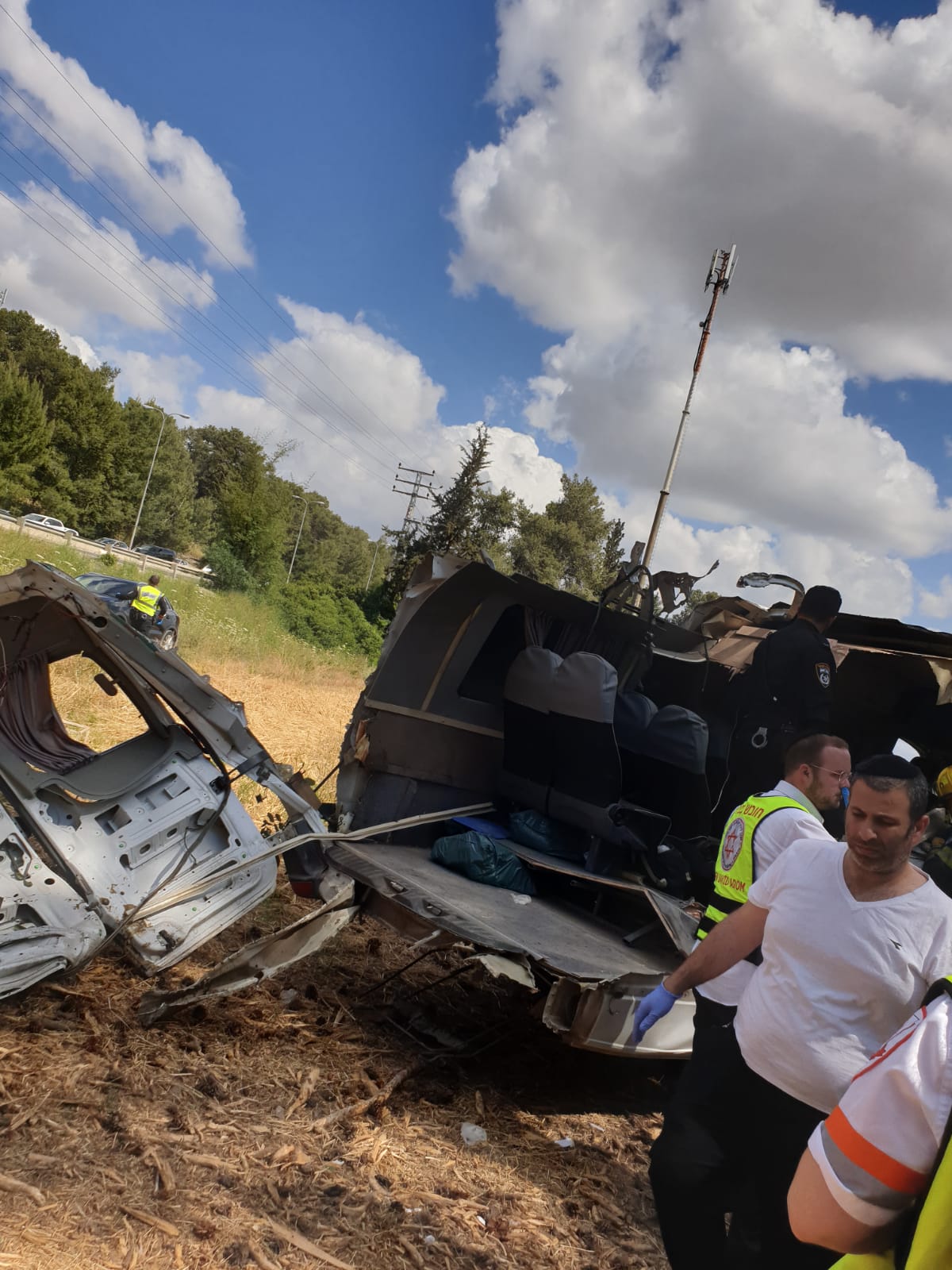 מיניבוס התנגש בגדר הפרדה; ארבעה נהרגו