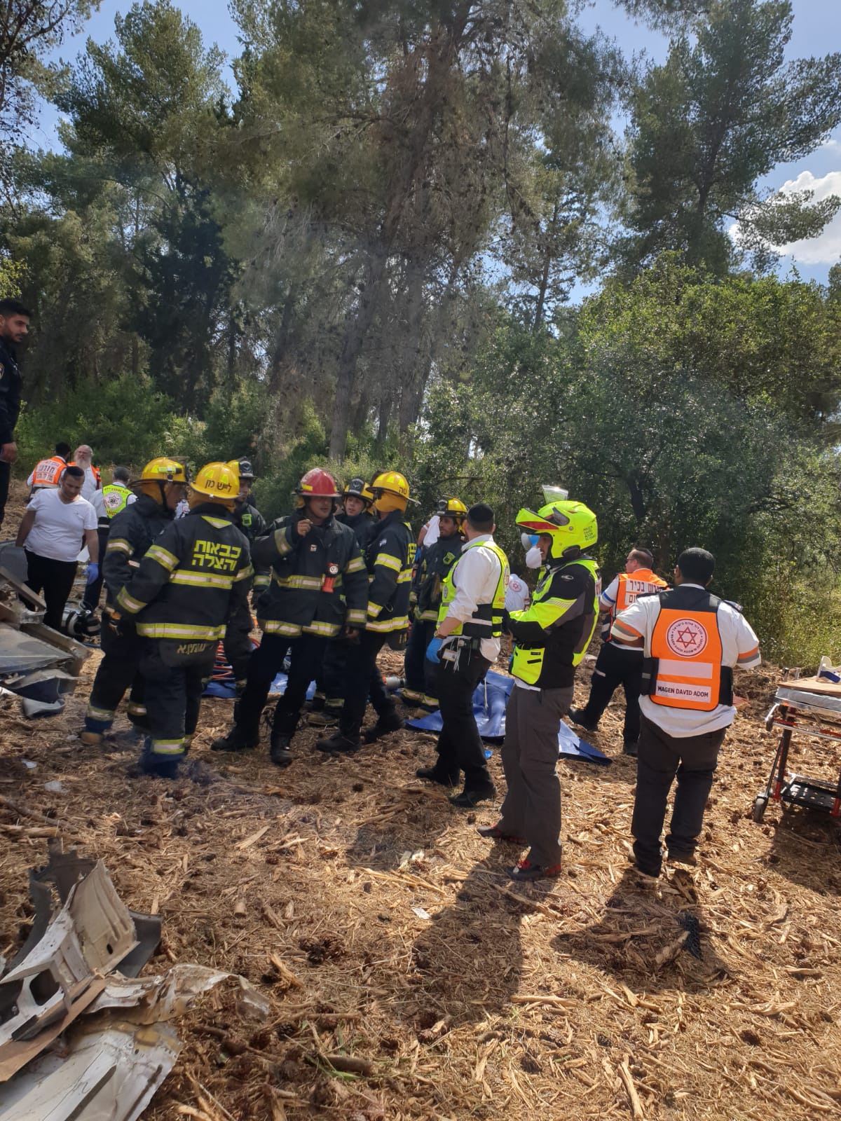 מיניבוס התנגש בגדר הפרדה; ארבעה נהרגו