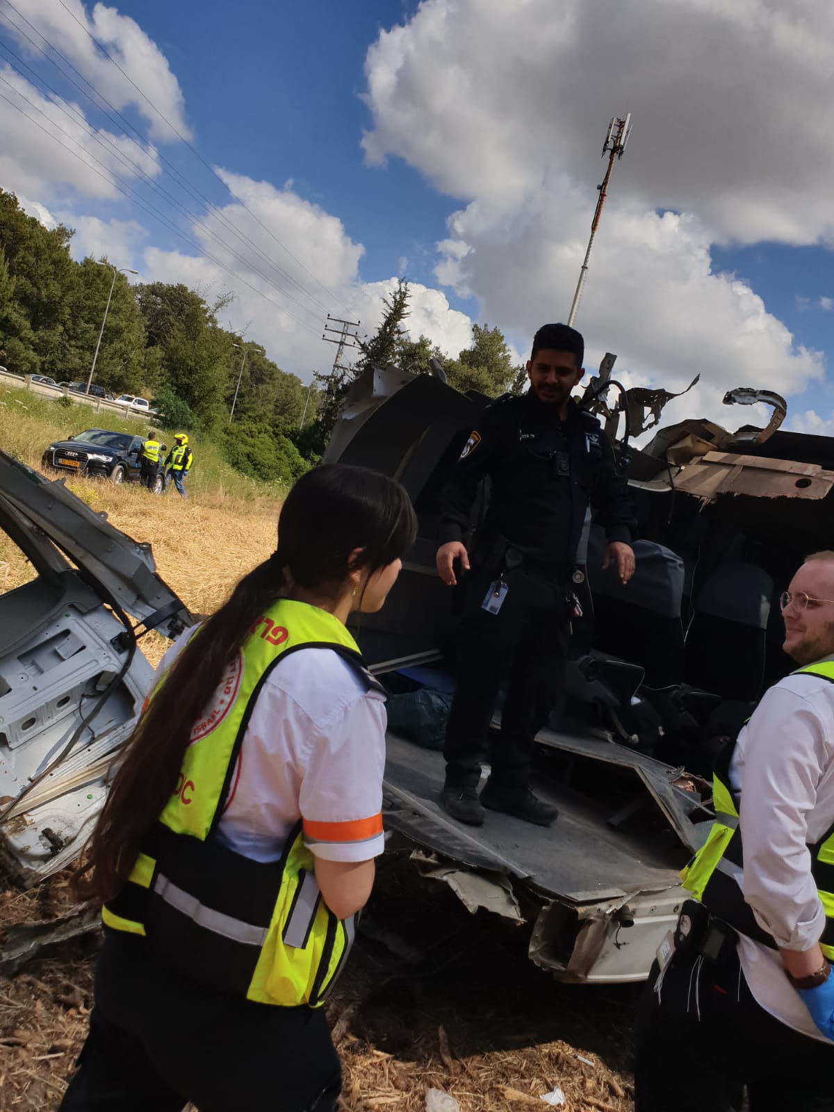 מיניבוס התנגש בגדר הפרדה; ארבעה נהרגו