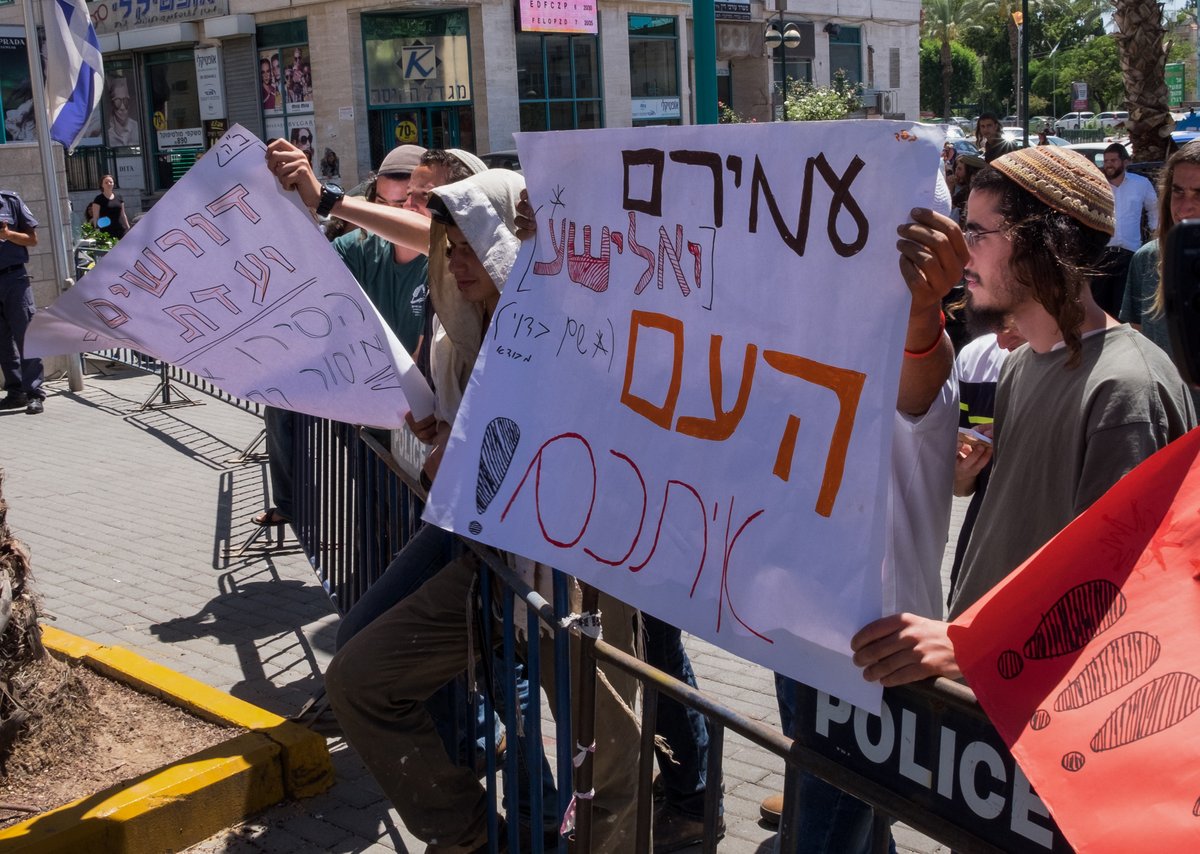 חבריהם של החשודים בפרשה