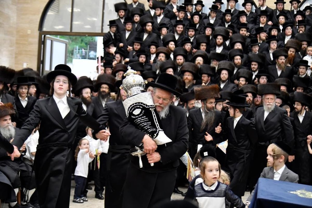 הכנסת ספר תורה לביהמ"ד סערט ויז'ניץ בחיפה