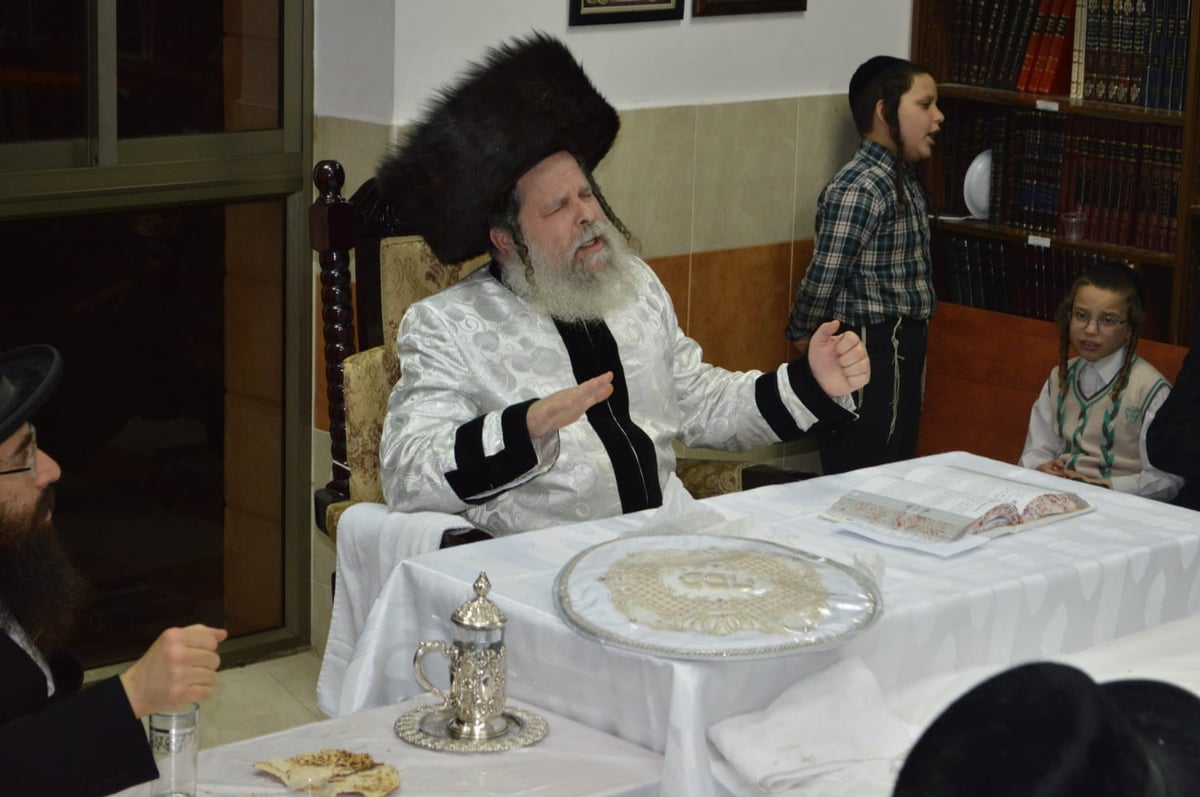 'טיש פסח שני' בחצר נדבורנה-ביתר. תיעוד